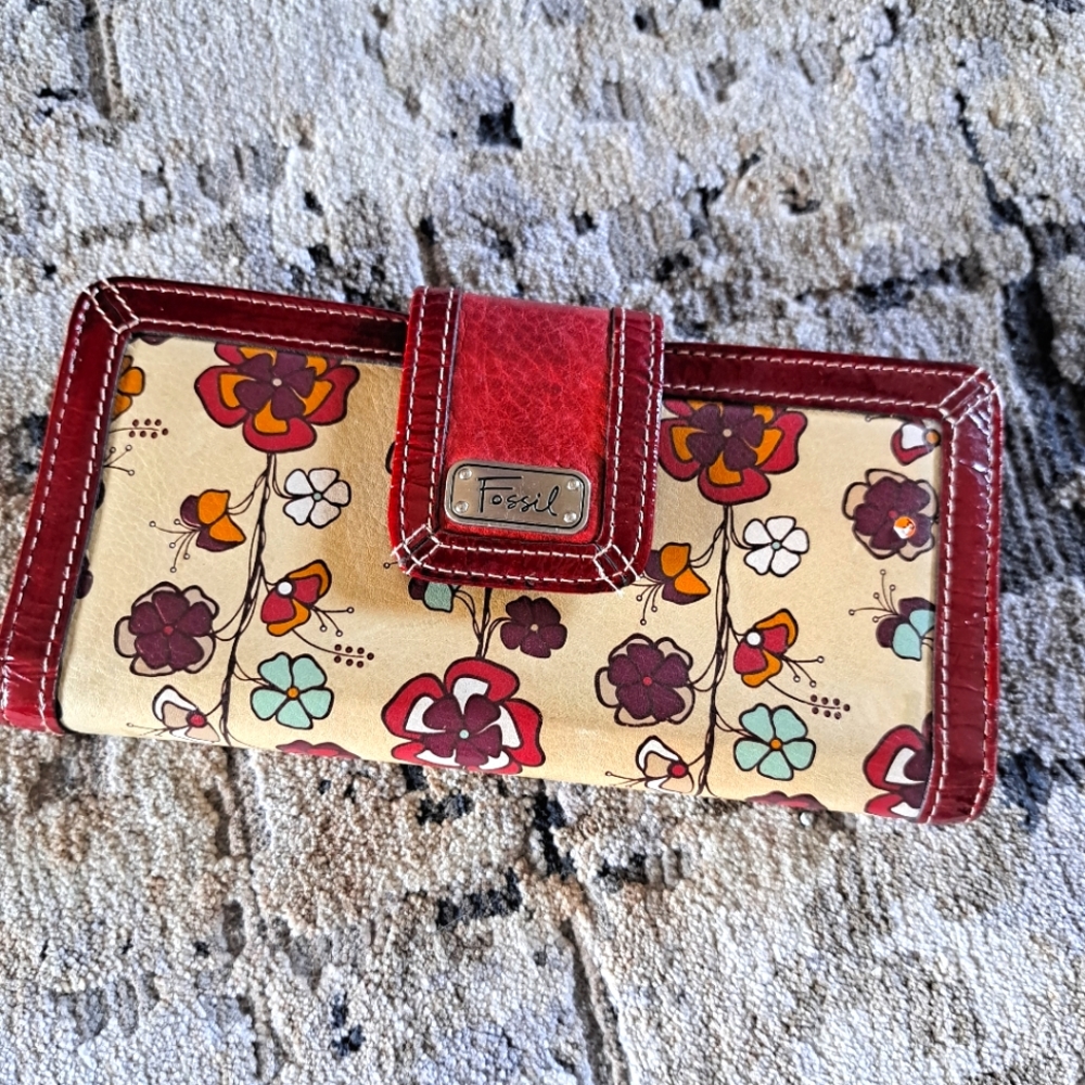 Fossil Red and Cream Floral Women's Wallet